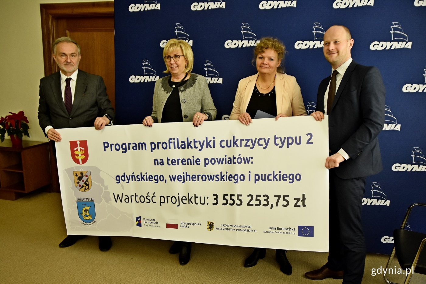 Gdynia podejmuje walkę z cukrzycą. Od lewej: Wojciech Szczurek, prezydent Gdyni, Gabriela Lisius, starosta powiatu wejherowskiego, Joanna Barańska, przedstawiciel Wojskowej Specjalistycznej Przychodni Lekarskiej oraz Bartosz Bartoszewicz, wiceprezydent Gdyni // fot. Paweł Kukla