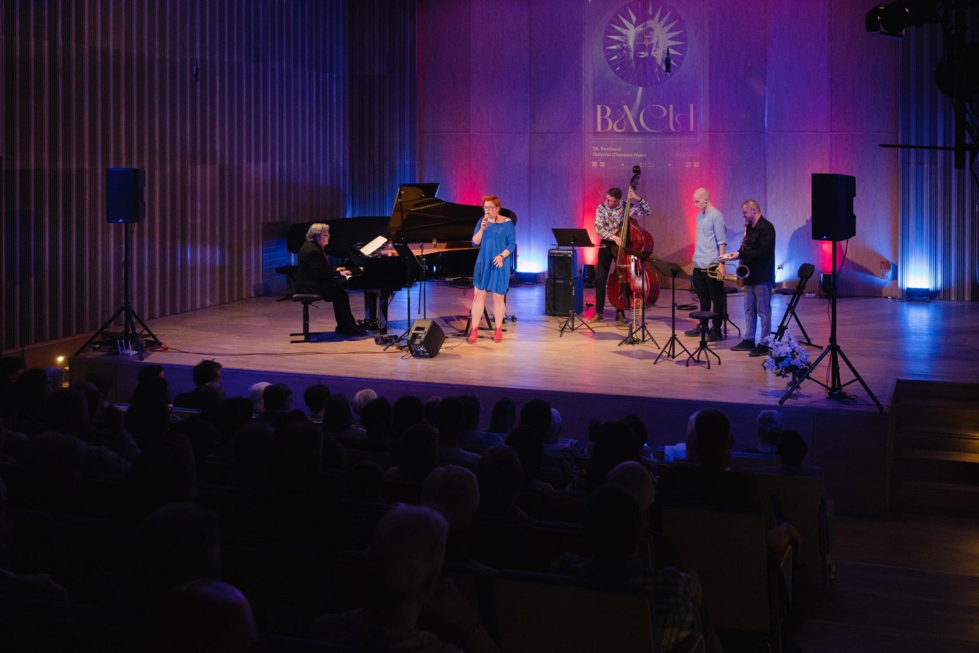 Od lewej: Artur Jurek, Joanna Knitter, Adam Żuchowski, Piotr Szlempo oraz Dariusz Herbasz  podczas koncertu „Nowe oblicze baroku: Bach na jazzowo”, który odbył się w ramach 26. edycji festiwalu Gdynia Classica Nova // fot. Anna Rezulak