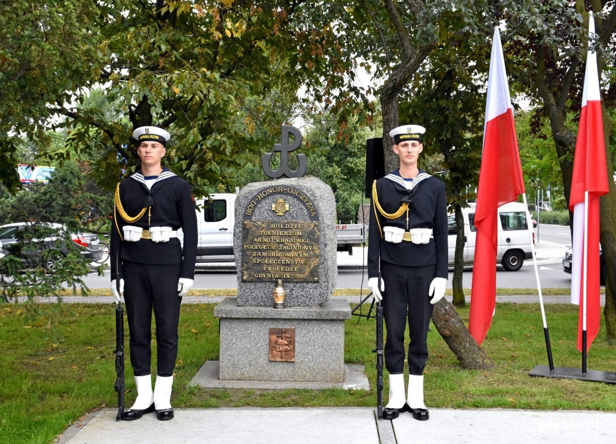 Posterunek honorowy przy pomniku Armii Krajowej // fot. Magdalena Czernek