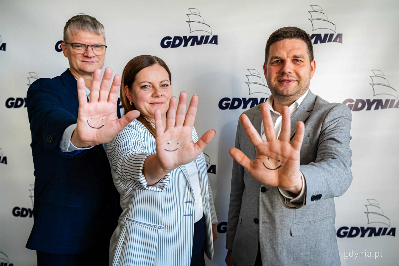W obchody Światowego Dnia Adopcji włącza się gdyński samorząd. Na zdjęciu: Aleksandra Kosiorek, prezydent Gdyni, oraz wiceprezydenci: Rafał Geremek (z lewej) i Maciej Zielonka (fot. Kamil Złoch)