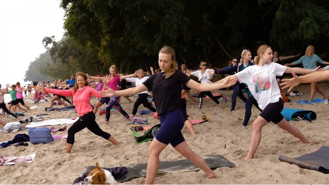 A gdyby tak zacząć sobotę aktywnie, zajęciami z elementami jogi i pilatesu? Czemu nie? Bezpłatne zajęcia na plaży przy Polance Redłowskiej potrwają do 2 września. Fot. Filip Czyżewski