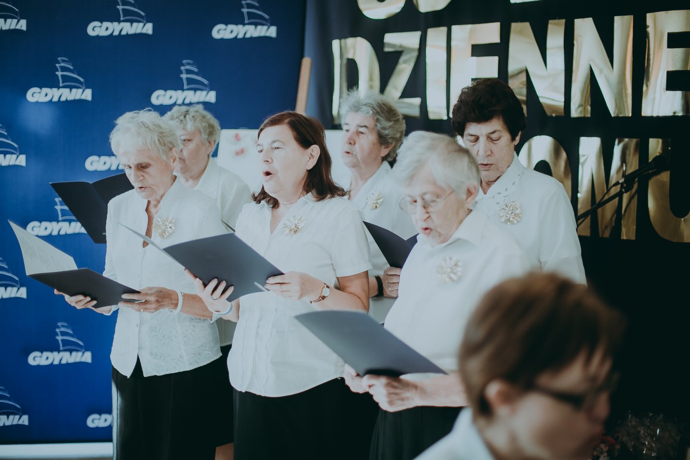 Podczas uroczystości nie zabrakło serdecznych życzeń, artystycznego występu seniorów i okazałego urodzinowego tortu. Fot.: Gaba Kucz 