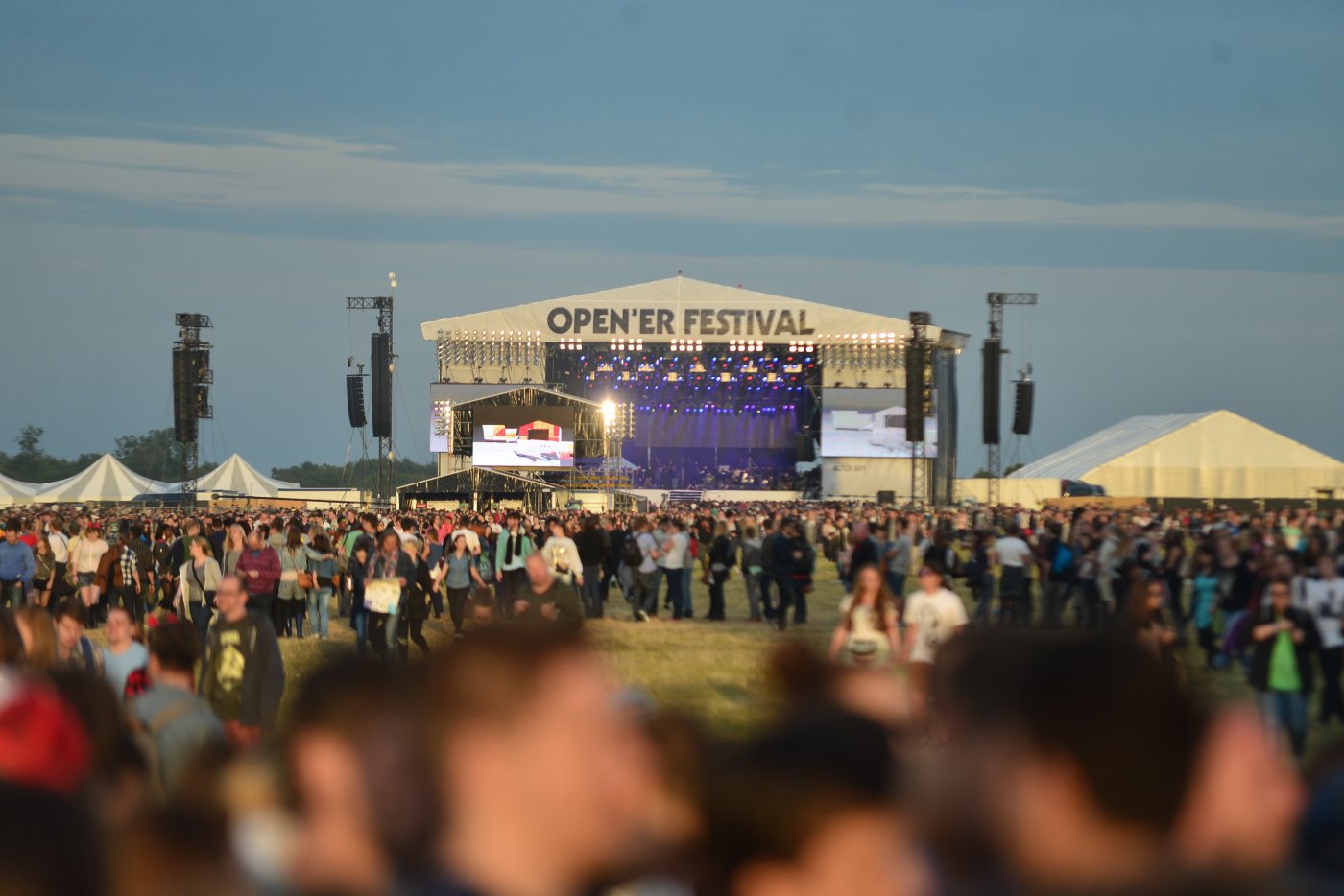 Tak wyglądało festiwalowe miasteczko i scena w 2017 roku // fot. Maciej Czarniak