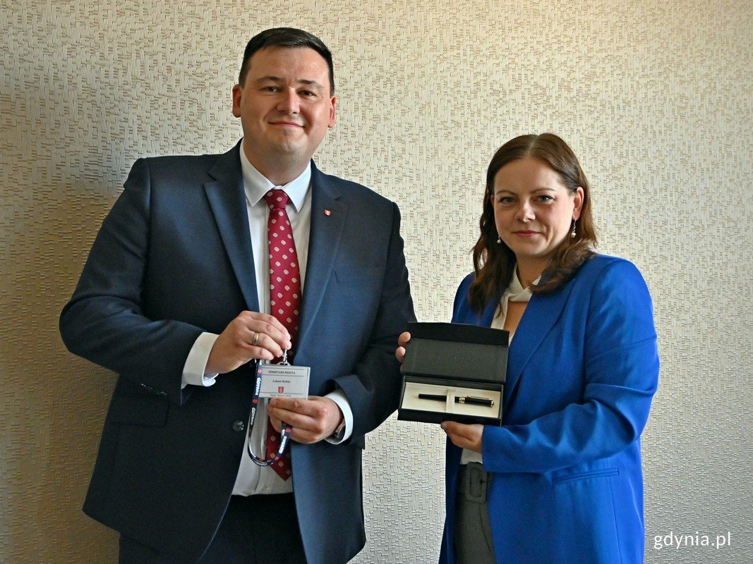 Łukasz Kobus to od 1 czerwca nowy sekretarz miasta i dyrektor Urzędu Miasta Gdyni. Na zdj. z prezydent Gdyni, Aleksandrą Kosiorek. Fot. Magdalena Czernek