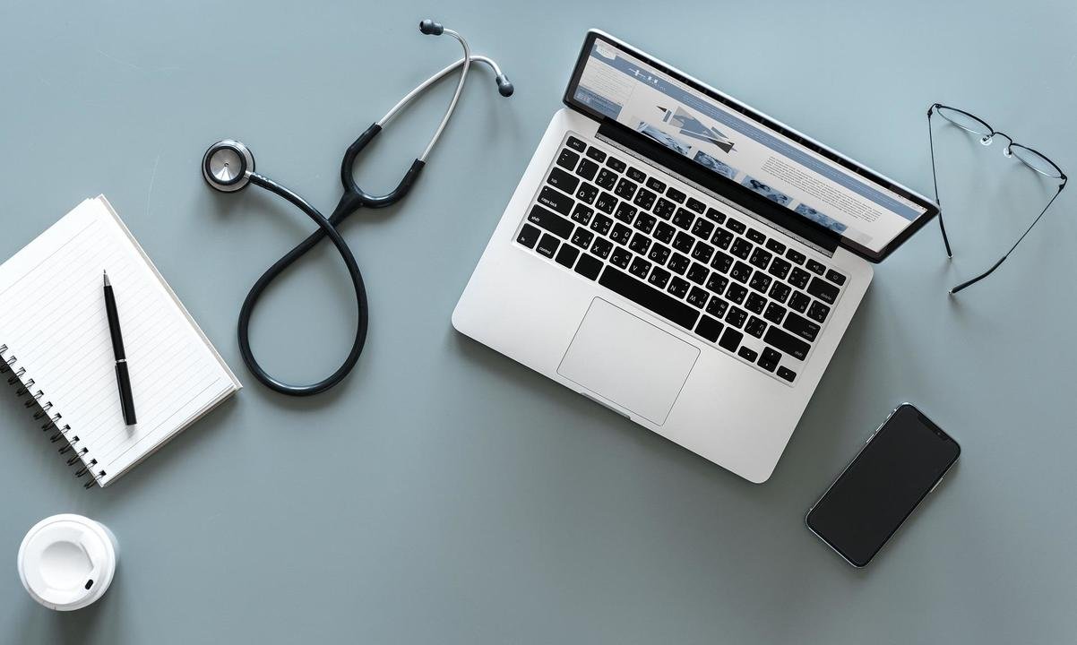 „Por@dzimy w sieci” to program, dzięki któremu uzyskamy poradę psychologa lub specjalisty ds. uzależnień przez internet // fot.pixabay.com