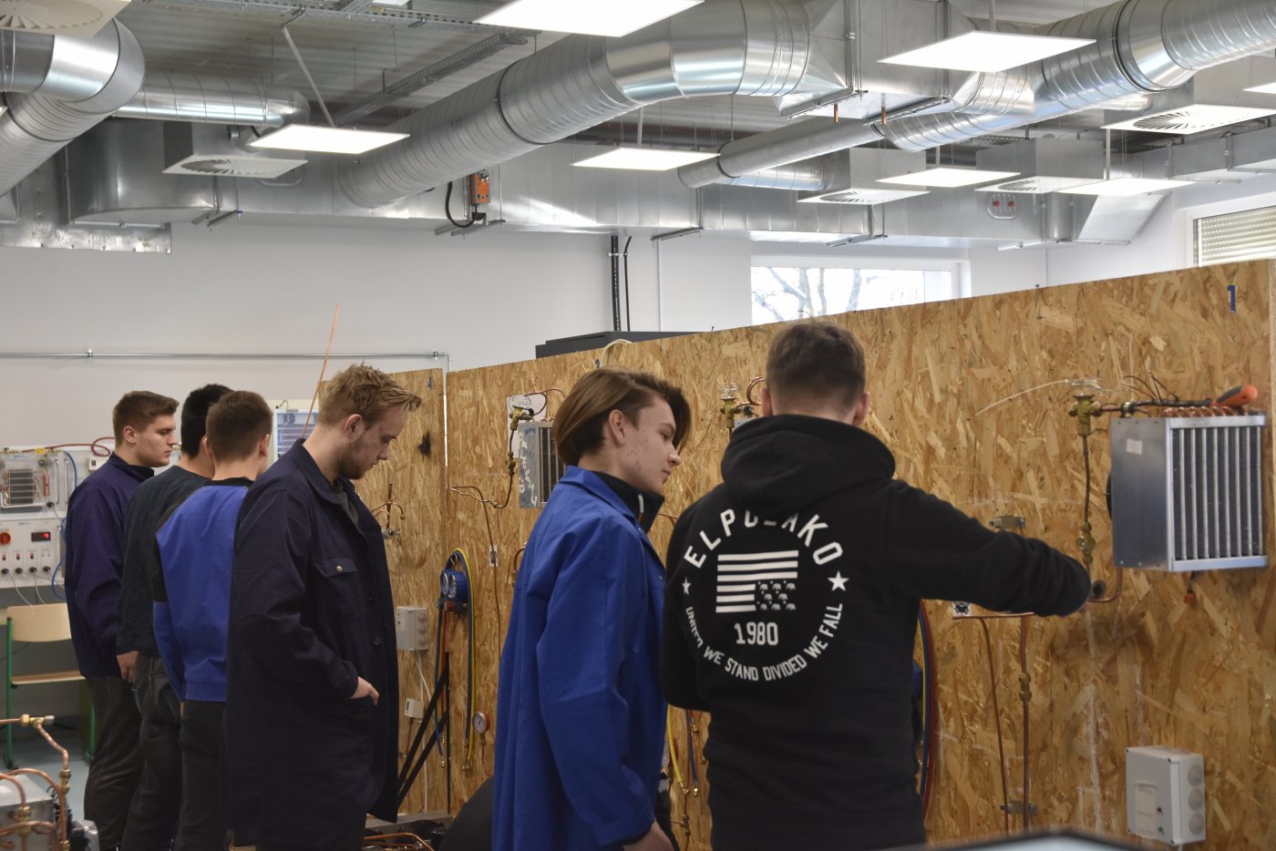 Uczniowie Zespołu Szkół Chłodniczych i Elektronicznych w Gdyni w czasie zajęć w jednej z nowych pracowni, fot. Magda Śliżewska