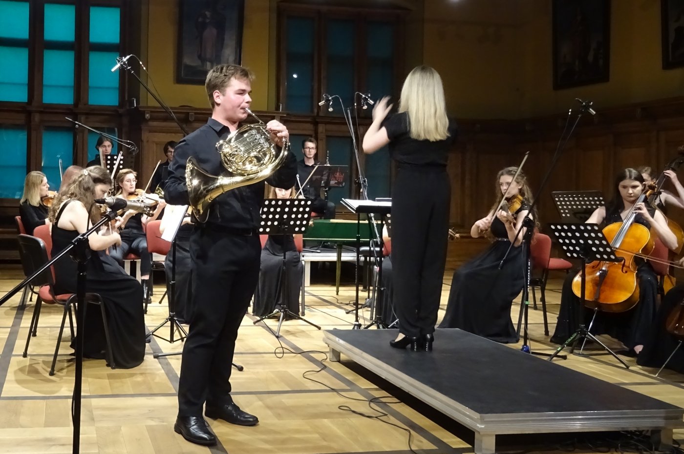 Mateusz Klimek podczas występu solowego z Bałtycką Filharmonią Młodych pod batutą Sylwii Janiak-Kobylińskiej w Ratuszu Staromiejskim w Gdańsku // fot. Szkoła Muzyczna w Gdyni