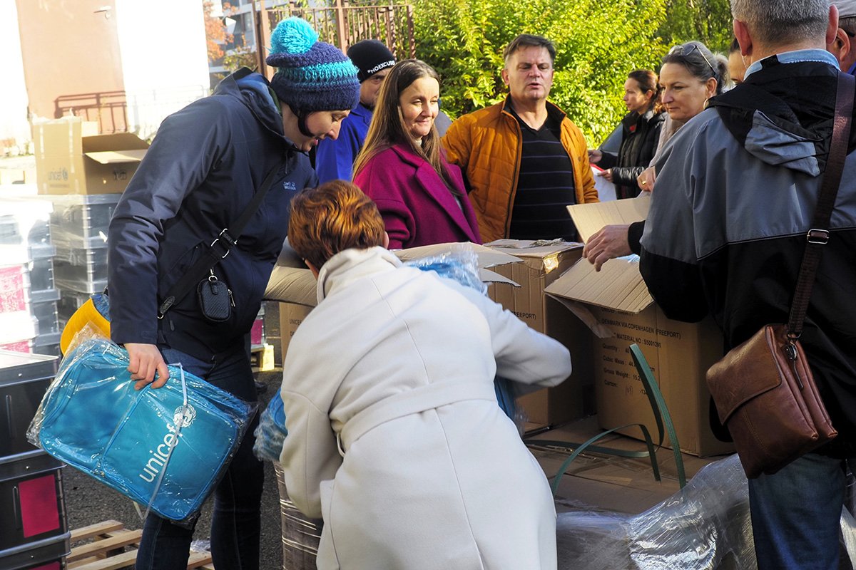 Rozładunek zestawów dla szkół i przedszkoli od UNICEF. Fot. mariusz Biernacik