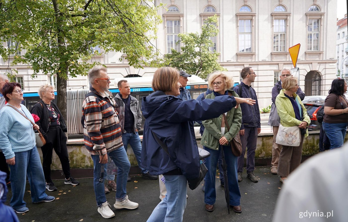 Zwiedzający na tarasie nieistniejącej już kawiarni w dawnym budynku ZUS (fot. Karolina Szypelt)