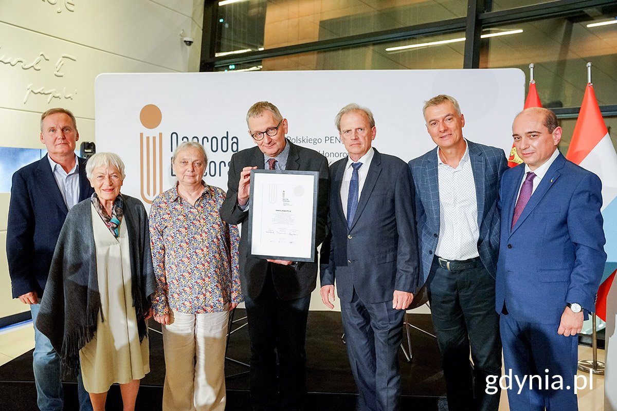 Laureat Nagrody Edytorskiej Polskiego PEN Clubu i Konsula Honorowego Wielkiego Księstwa Luksemburga w Sopocie Paweł Kądziela (w środku) oraz jurorzy i organizator, od lewej: Marek Zagańczyk, Małgorzata Szejnert, Maria Prussak. Od prawej: Basil Kerski, Marek Radziwon, Tomasz Kopoczyński. Fot. Mirek Pieślak