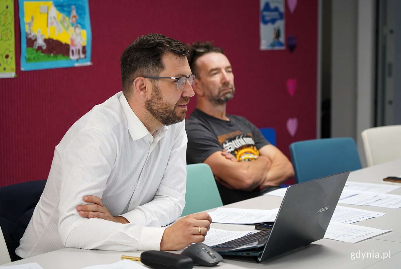 Na zdjęciu przewodniczący mec. Marcin Zawisza, protokołujący obrady, obok Tomasz Podsiadło (fot. Karolina Szypelt)