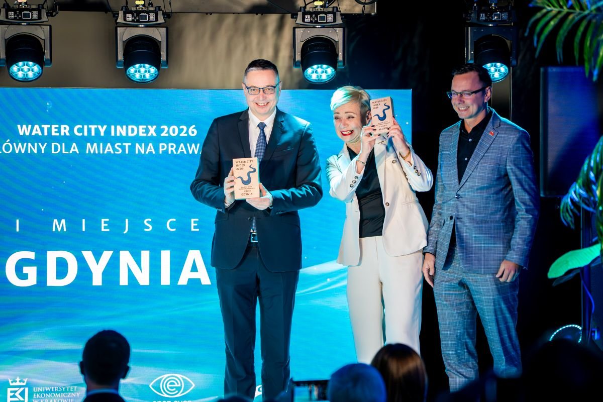 Nagrodę za pierwsze miejsce w prestiżowym rankingu Water City Index 2026 w kategorii miast na prawach powiatu odebrał Jacek Kieloch, prezes zarządu PEWIK Gdynia (fot. OEES)