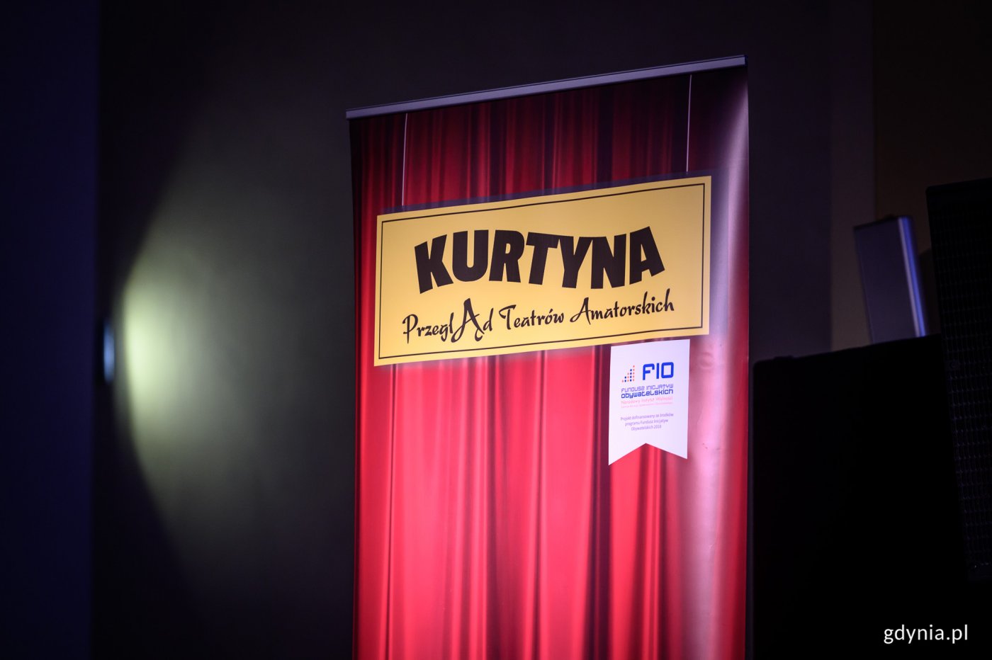 Spektakle w ramach Przeglądu Teatrów Amatorskich „Kurtyna” w 2019 były wystawiane w kościele w Małym Kacku. Zdj. kurtyny z nazwą przeglądu.Archiwum, fot. Dawid Linkowski