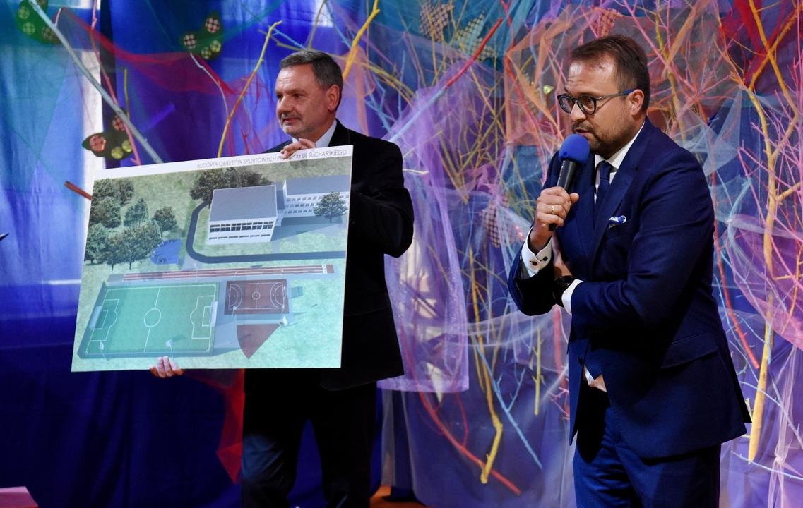 Koncepcję budowy nowych boisk dla SP nr 44 na Obłużu przedstawił podczas jubileuszu 30-lecia placówki dyrektor Gdyńskiego Centrum Sportu, Marek Łucyk, fot. Kamil Złoch