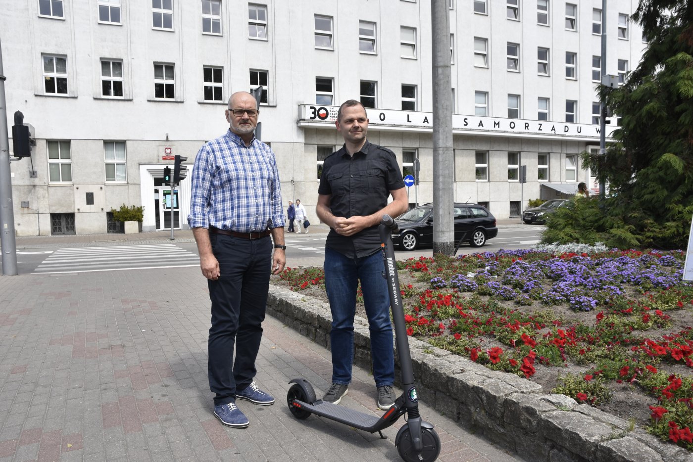 Hulajnoga już do dyspozycji urzędników. Z lewej Maurycy Rzeźniczak z Wydziału Strategii Urzędu Miasta Gdyni, z prawej Jakub Furkal - pełnomocnik prezydenta Gdyni ds. komunikacji rowerowej, fot. Magda Śliżewska