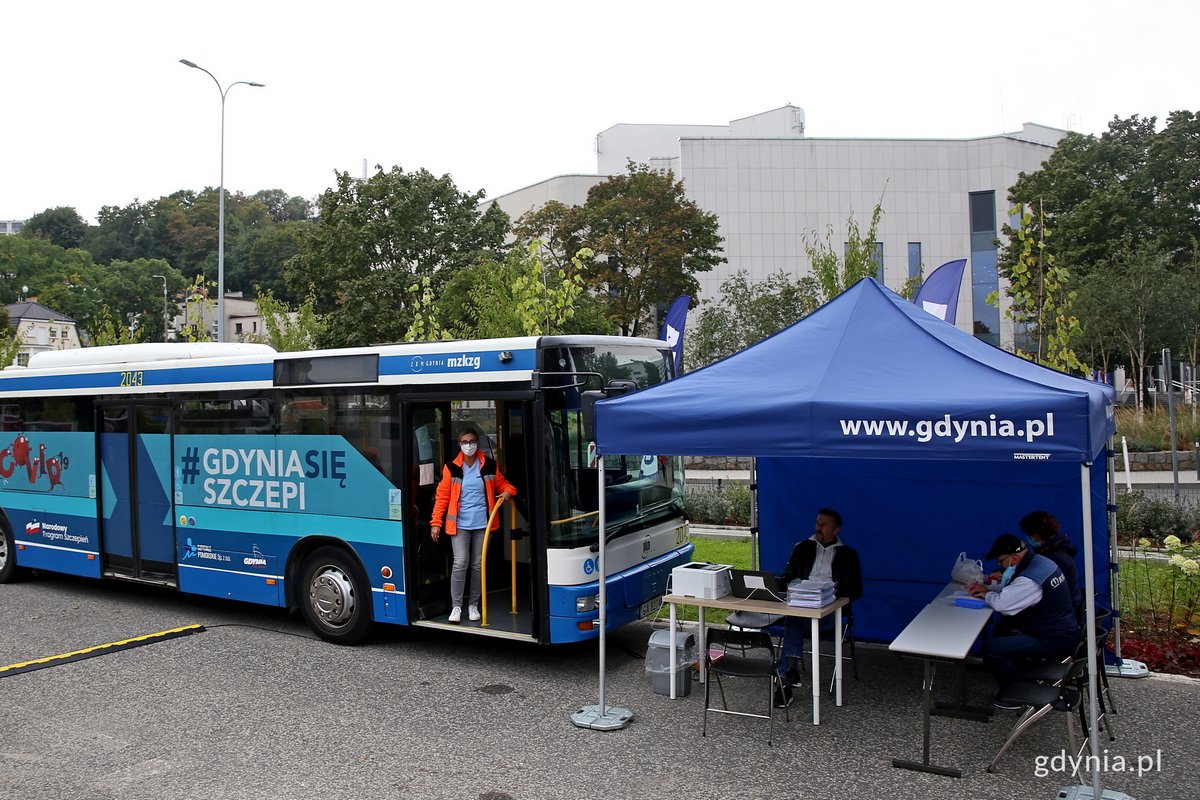 Gdyński Szczepibus zwiedzał dzielnice Gdyni, a także rozmaite wydarzenia. Obecny był m.in. w Śródmieściu przy okazji Festiwalu Polskich Filmów Fabularnych // fot. Magdalena Śliżewska