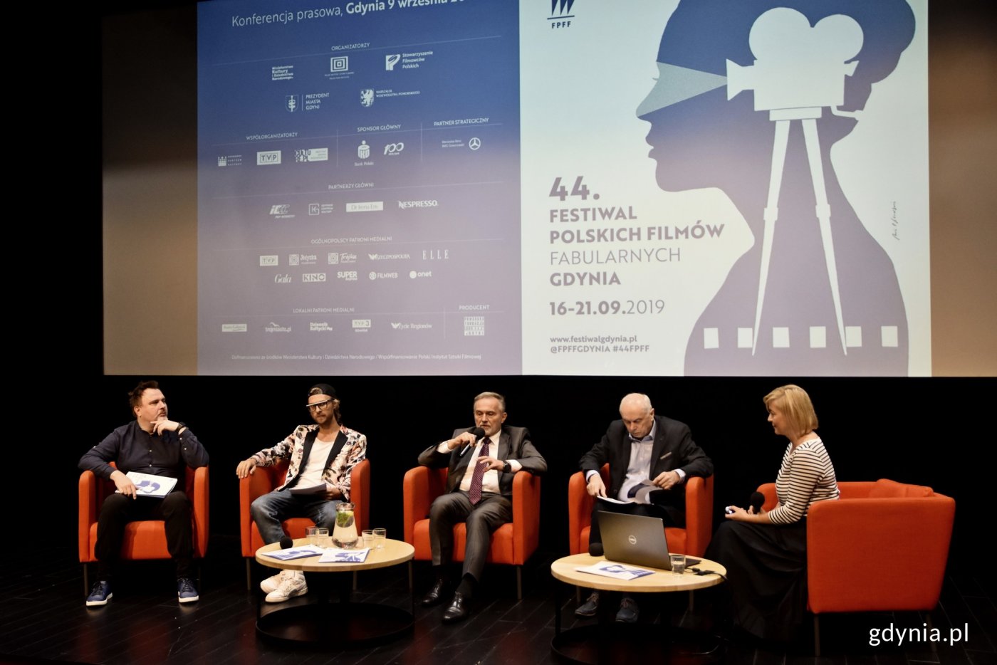 Na konferencji prasowej 44. Festiwalu Polskich Filmów Fabularnych obecni byli (na zdjęciu od lewej): Jerzy Rados, dyrektor Gdyńskiej Szkoły Filmowej, Łukasz L.U.C. Rostkowski odpowiedzialny za wydarzenia muzyczne na Festiwalu, Wojciech Szczurek, prezydent Gdyni, Leszek Kopeć, dyrektor Festiwalu oraz Magdalena Jacoń, rzecznik prasowy Festiwalu // fot. Paweł Kukla