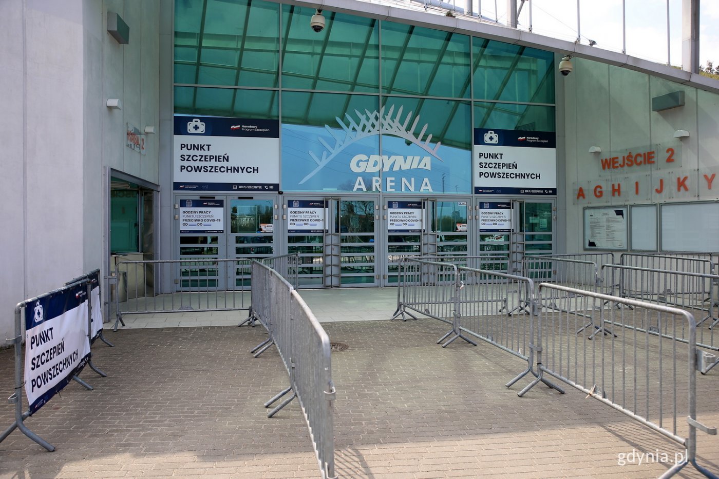 Wejście do Gdynia Areny, barierki metalowe