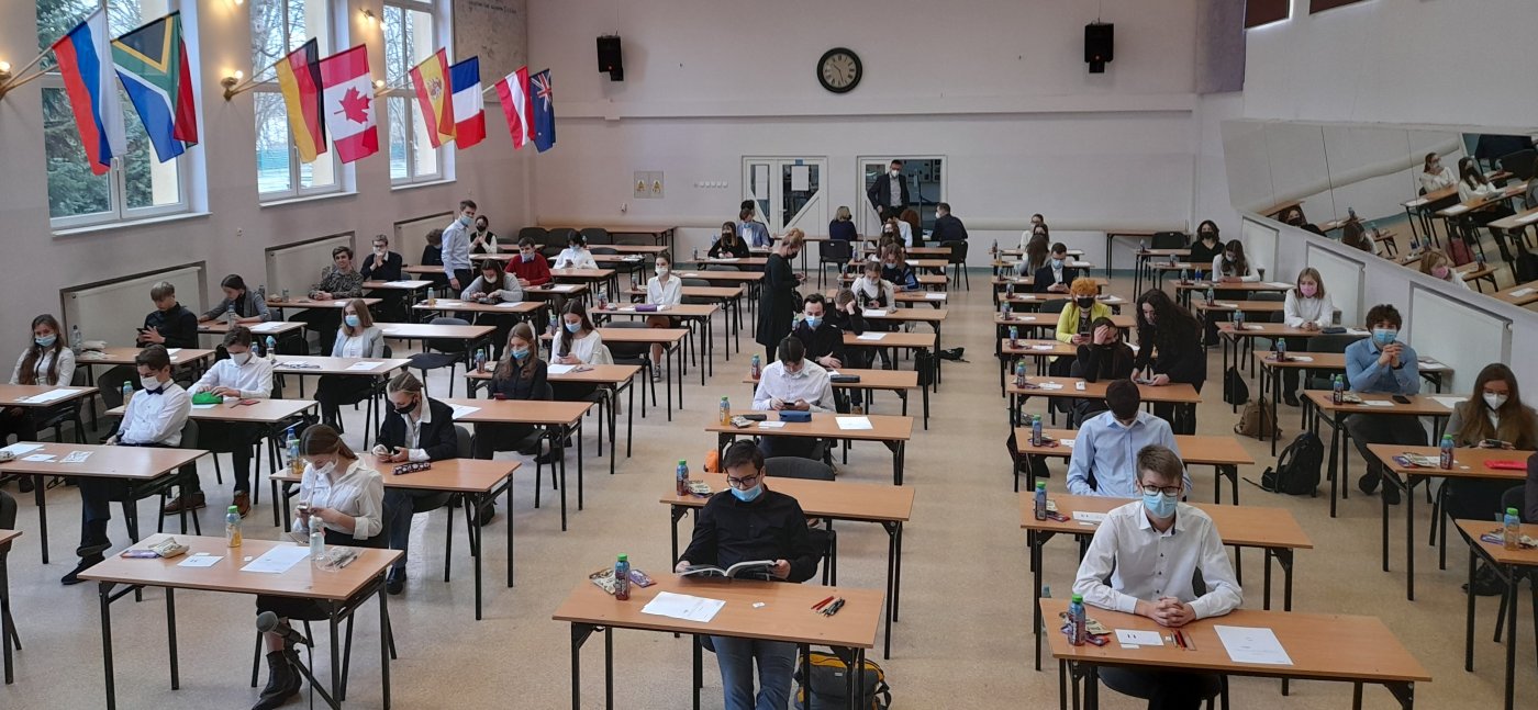 Aula III LO stała się areną zmagań młodych geografów z województwa pomorskiego. Na zdjęciu uczniowie podczas rozwiązywania zadań.