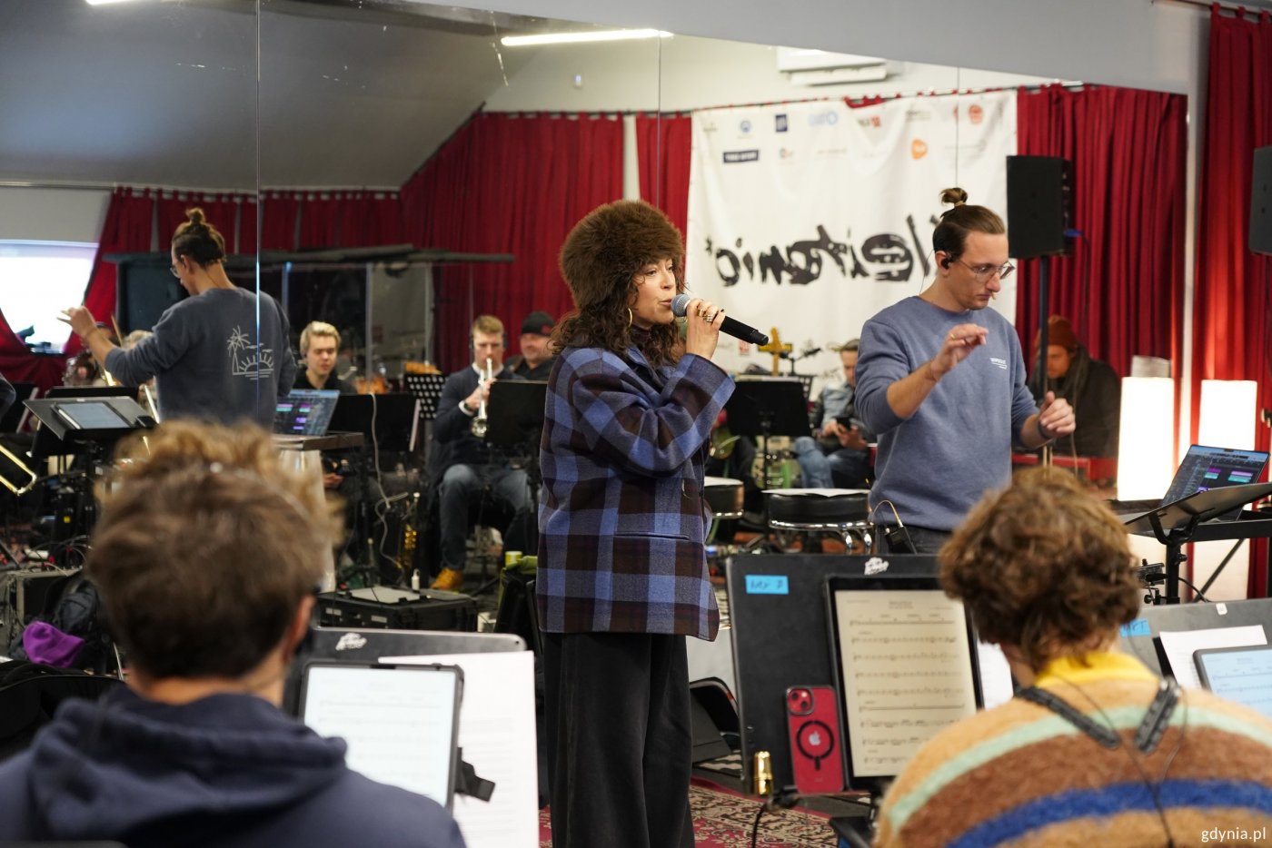 Próba do koncertu „Zaczęło się od morza – 100-lecie Gdyni”. Na zdjęciu m.in. wokalistka Natalia Kukulska, dyrygent Jan Stokłosa i muzycy ze Stokłosa Collective Orchestra (fot. Magda Śliżewska)