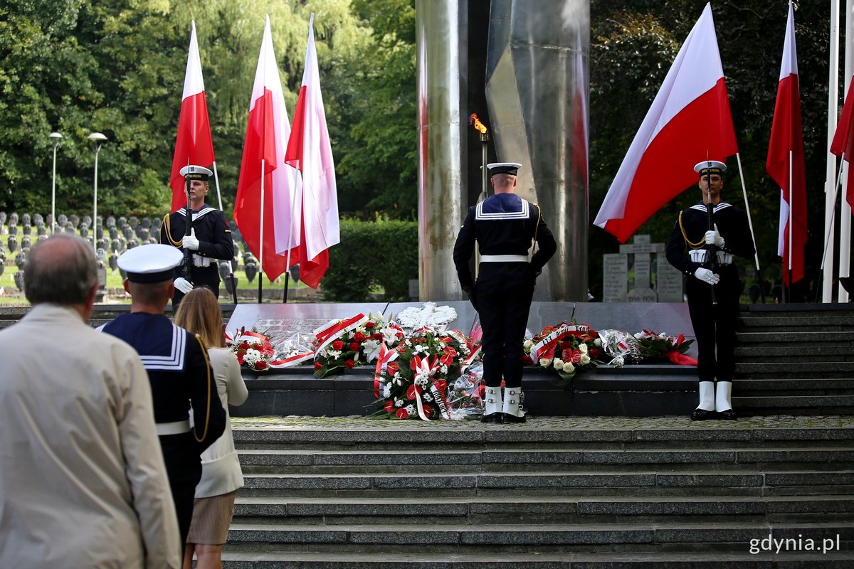 W ramach obchodów 82. rocznicy wybuchu II wojny światowej złożono kwiaty przed pomnikiem Obrońców Wybrzeża na Cmentarzu Wojennym w Gdyni // fot. Przemysław Kozłowski