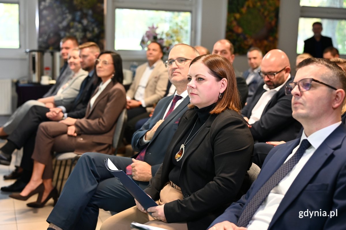 Eko Dolina podpisała umowę z wykonawcą największej inwestycji w historii spółki. Na pierwszym planie widoczni od lewej: Emil Rojek, wicewojewoda pomorski, Aleksandra Kosiorek, prezydent Gdyni oraz Damian Kleina, prezes zarządu Eko Doliny (fot. Łukasz Kamasz/gdynia.pl)