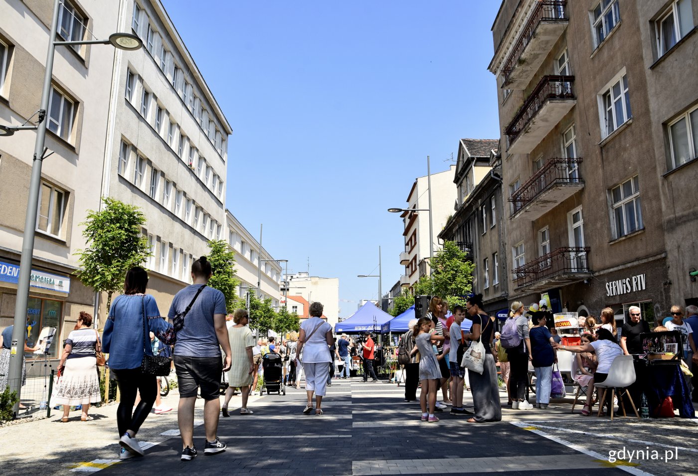 Gdyński woonerf na ul. Abrahama otwarto w czerwcu 2019 roku. Mieszkańcy licznie uczestniczyli w uroczystej inauguracji // fot. Kamil Złoch (archiwum - czerwiec 2019)