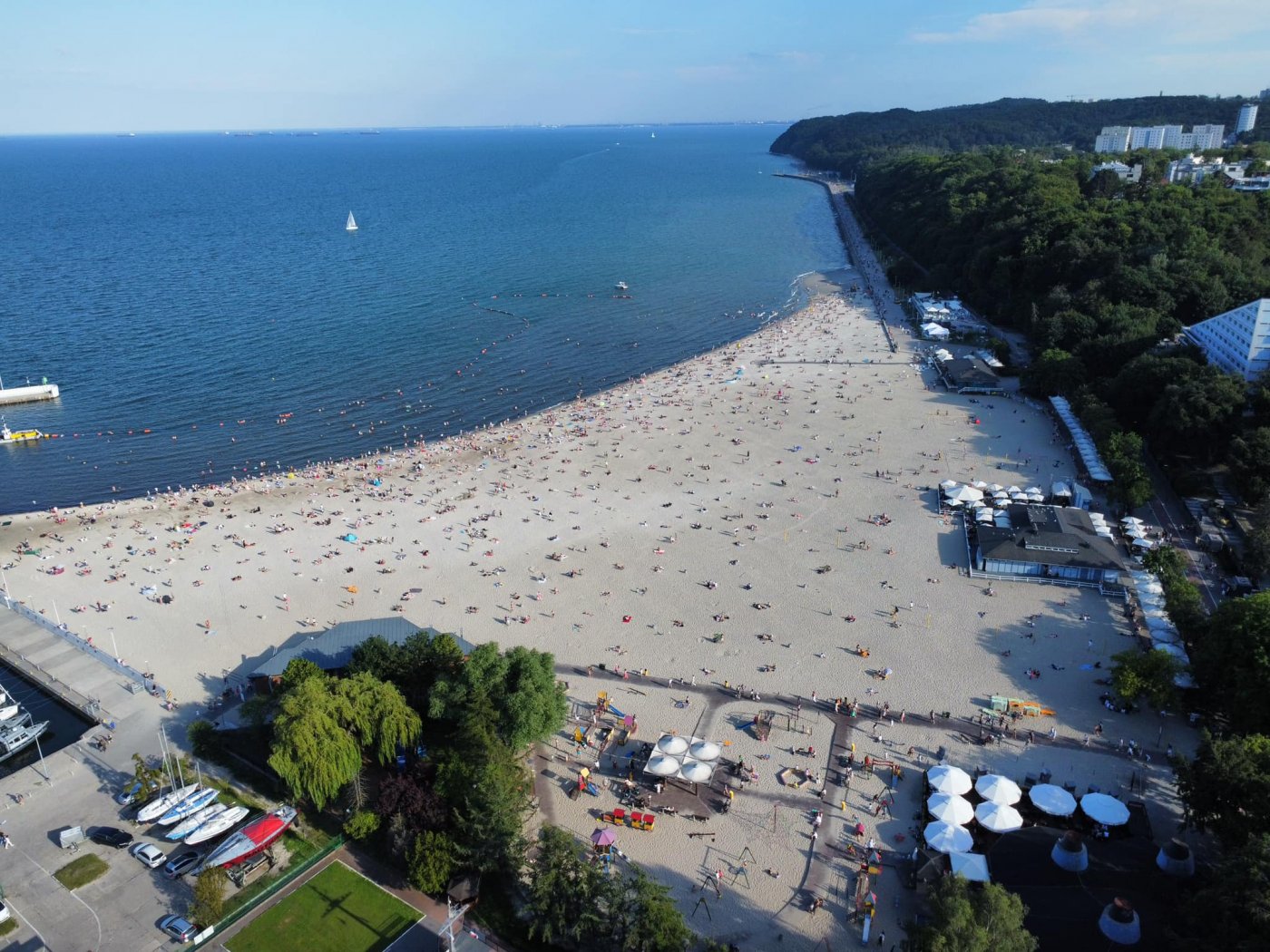 Wybierasz się na plażę? Sprawdź, na którym z gdyńskich kąpielisk woda jest najcieplejsza i jakie panują na nich warunki. Wystarczy skorzystać z internetu, fot. Miejski Lifestyle / z naszej facebookowej grupy „Gdynia w obiektywie”