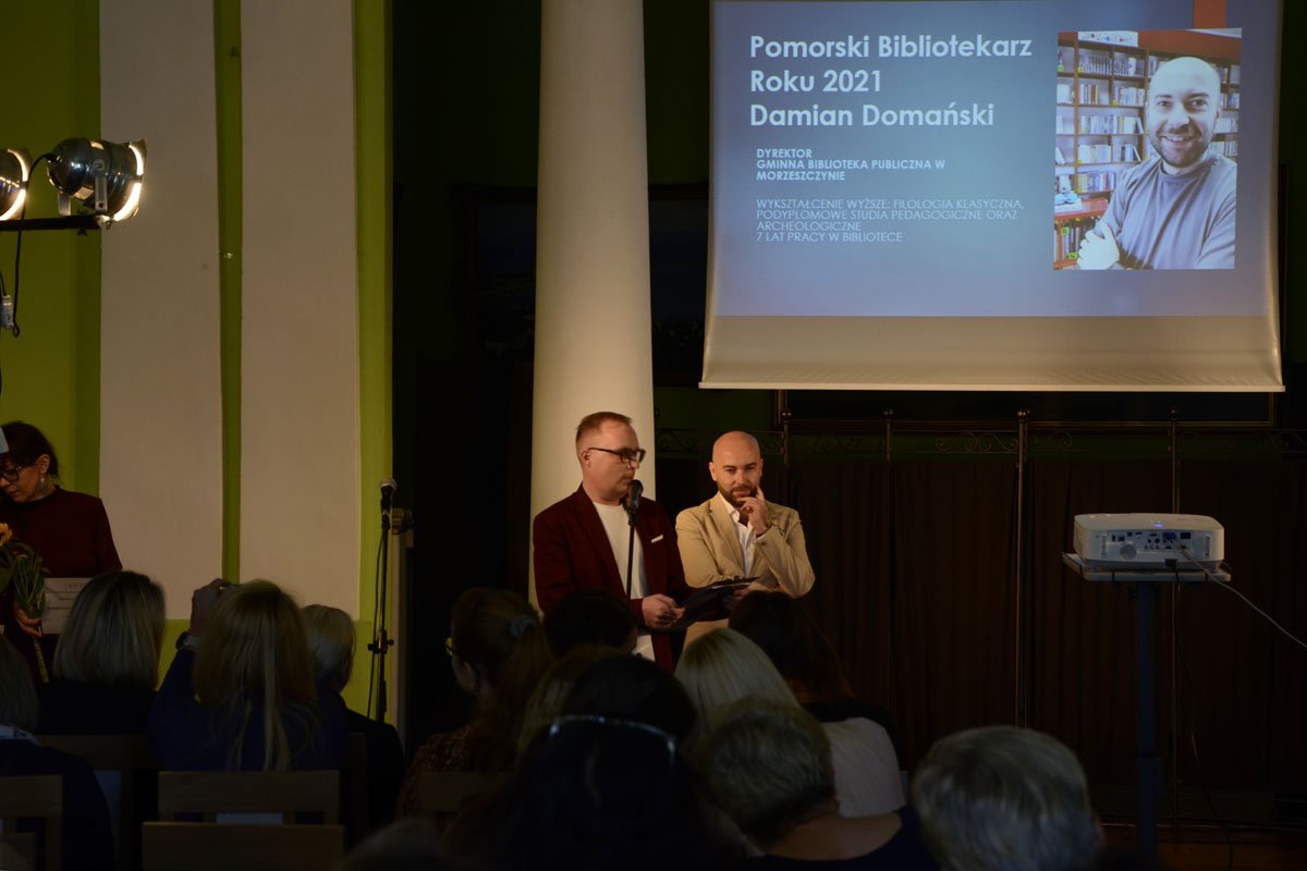 Podczas Pomorskiego Dnia Bibliotekarza nadawany jest tytuł Pomorskiego Bibliotekarza Roku. Laur za rok 2021 przypadł Damianowi Domańskiemu, dyrektorowi Gminnej Biblioteki Publicznej w Morzeszczynie. Fot. Magdalena Podniesińska