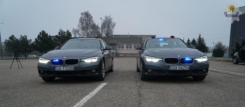 Nieoznakowane radiowozy marki BMW, po lewej samochód, który trafił do KMP w Gdyni, fot. Komenda Wojewódzka Policji w Gdańsku