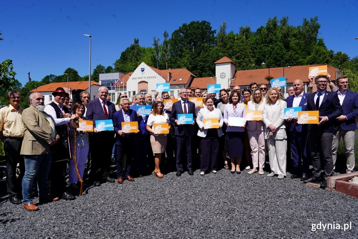 Pomorscy samorządowcy, a wśród nich prezydent Gdyni Aleksandra Kosiorek, wspólnie zaapelowali do prezydenta (fot. Łukasz Kamasz)