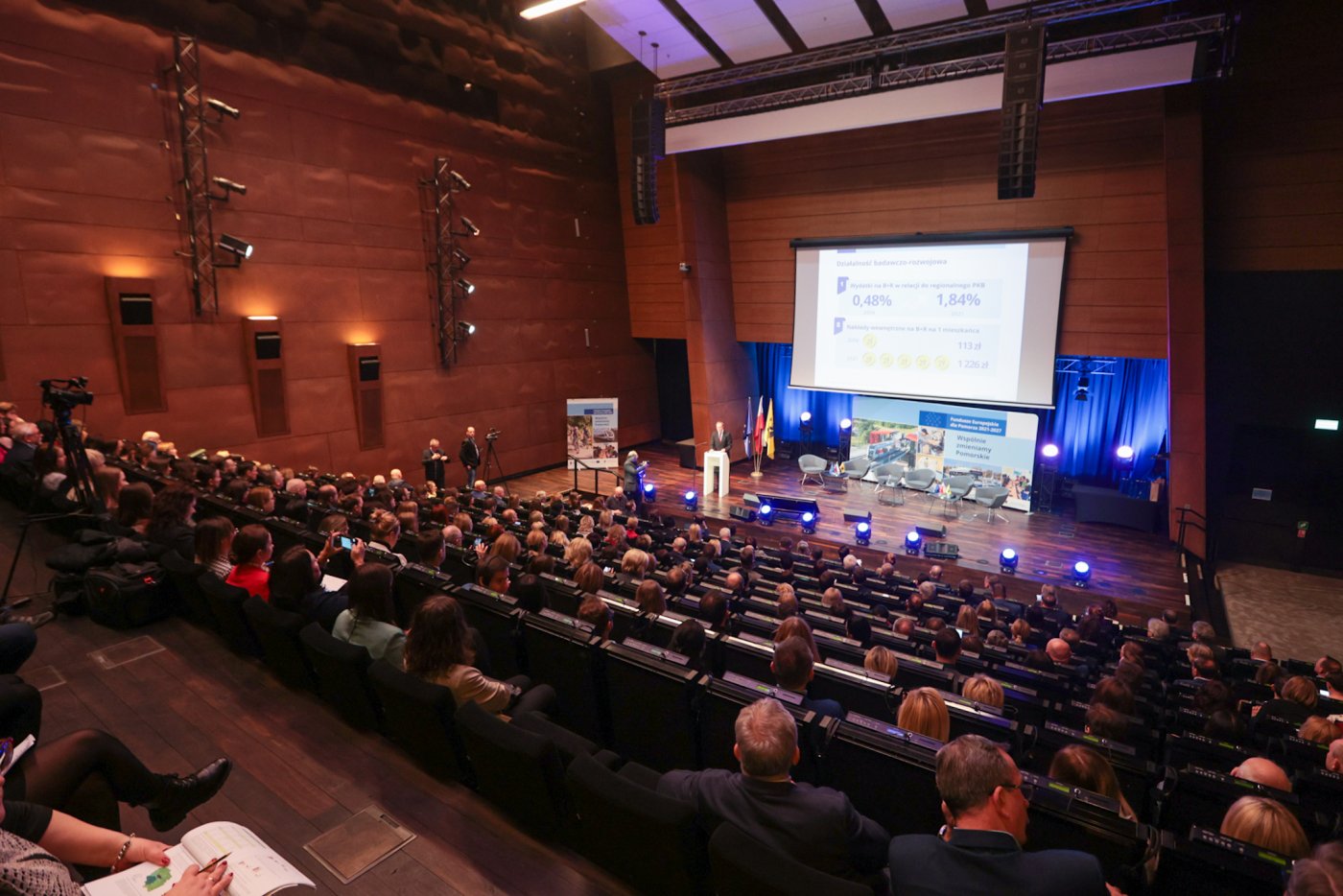 Unijna komisarz ds. polityki regionalnej, Elisa Ferreira przekazała decyzję marszałkowski województwa pomorskiego podczas konferencji w Europejskim Centrum Solidarności w Gdańsku, fot. Karol Stańczak