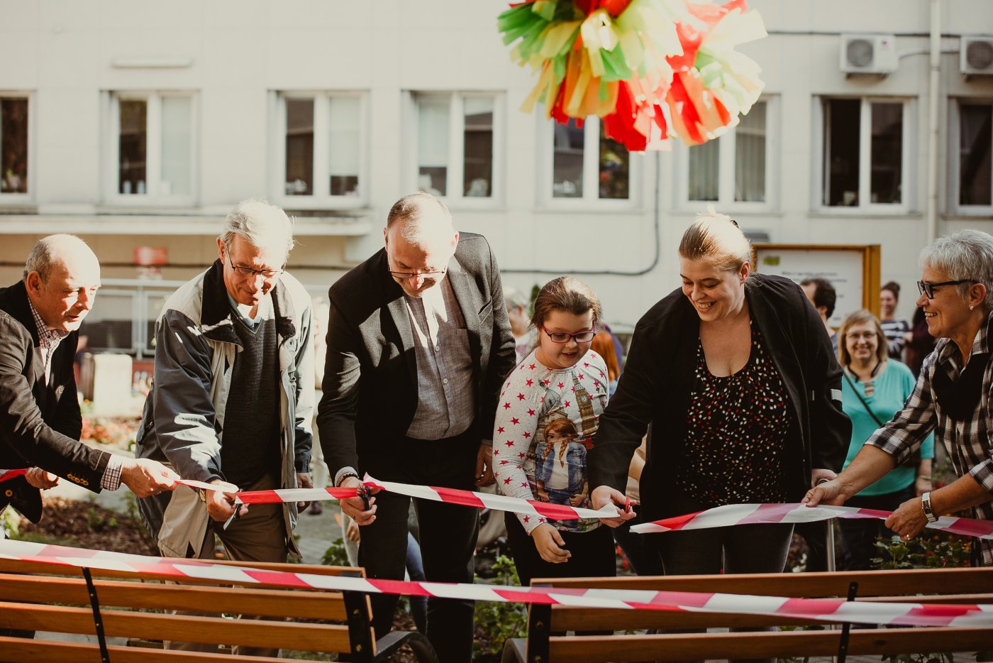 Grupa ogrodnicza, złożona z najbliższych sąsiadów, jest pełna zapału i nie brakuje jej pomysłów na przyszłość. Fot.: Gaba Kucz