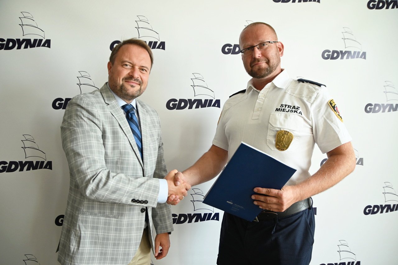 Marek Łucyk, wiceprezydent Gdyni ds. rozwoju wręcza list gratulacyjny i nagrodę Leonardowi Wawrzyniakowi z EkoPatrolu Straży Miejskiej. Fot. Zygmunt Gołąb 
