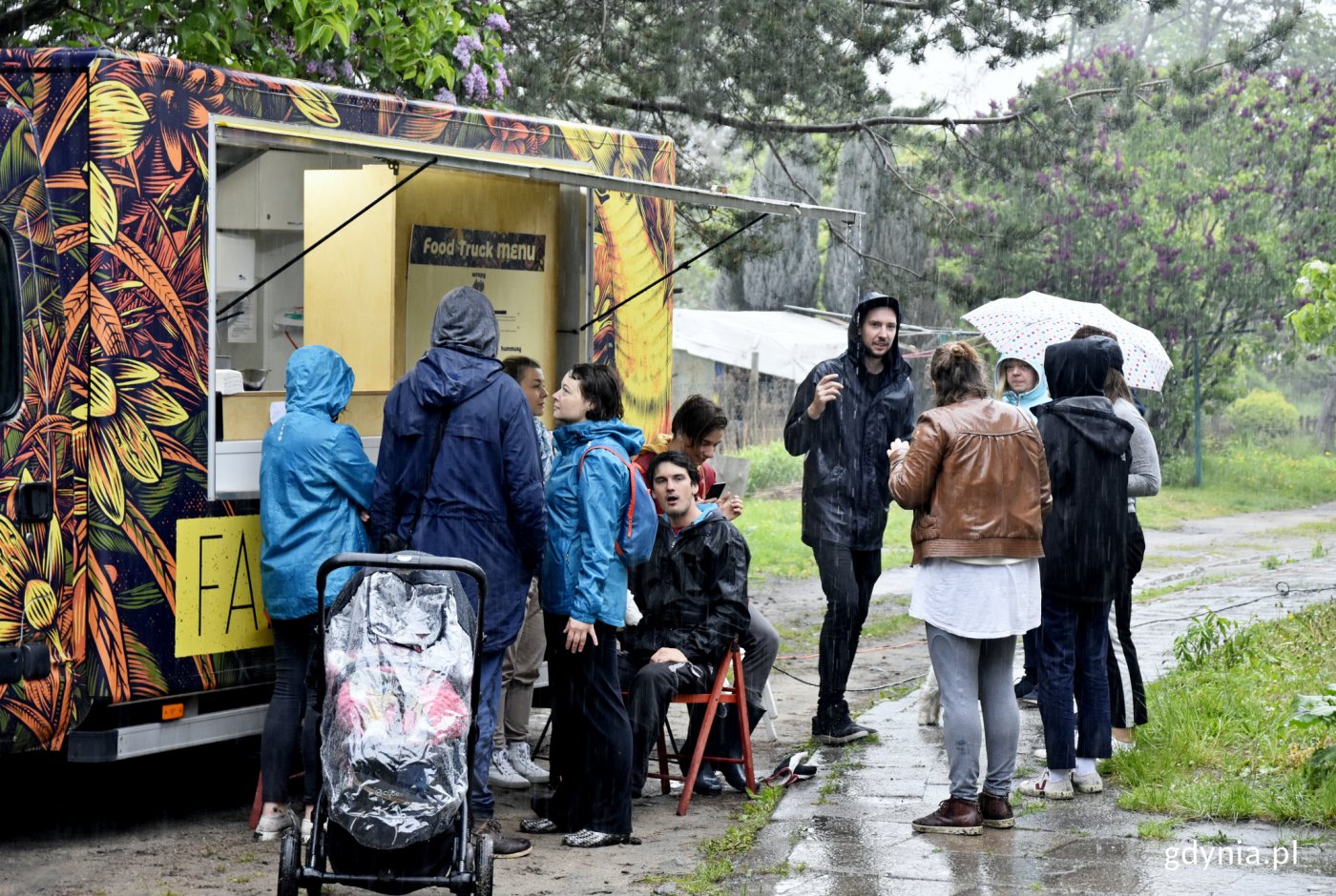 Pomimo deszczowej pogody gdynianie nie zawiedli i dzielnie zbierali śmieci, fot. Kamil Złoch