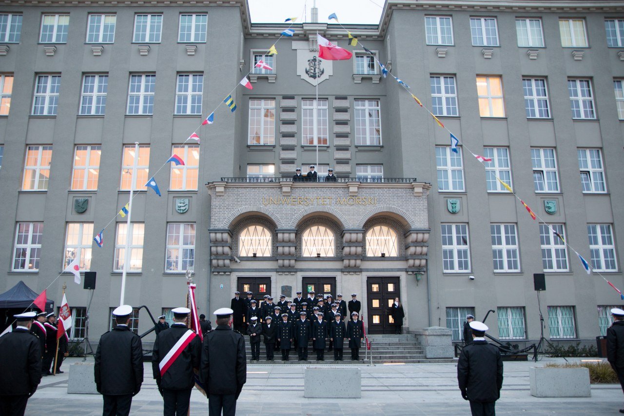 Uroczystość podniesienia bandery na budynku Uniwersytetu Morskiego z okazji święta uczelni (zdjęcie archiwalne) // fot. UMG