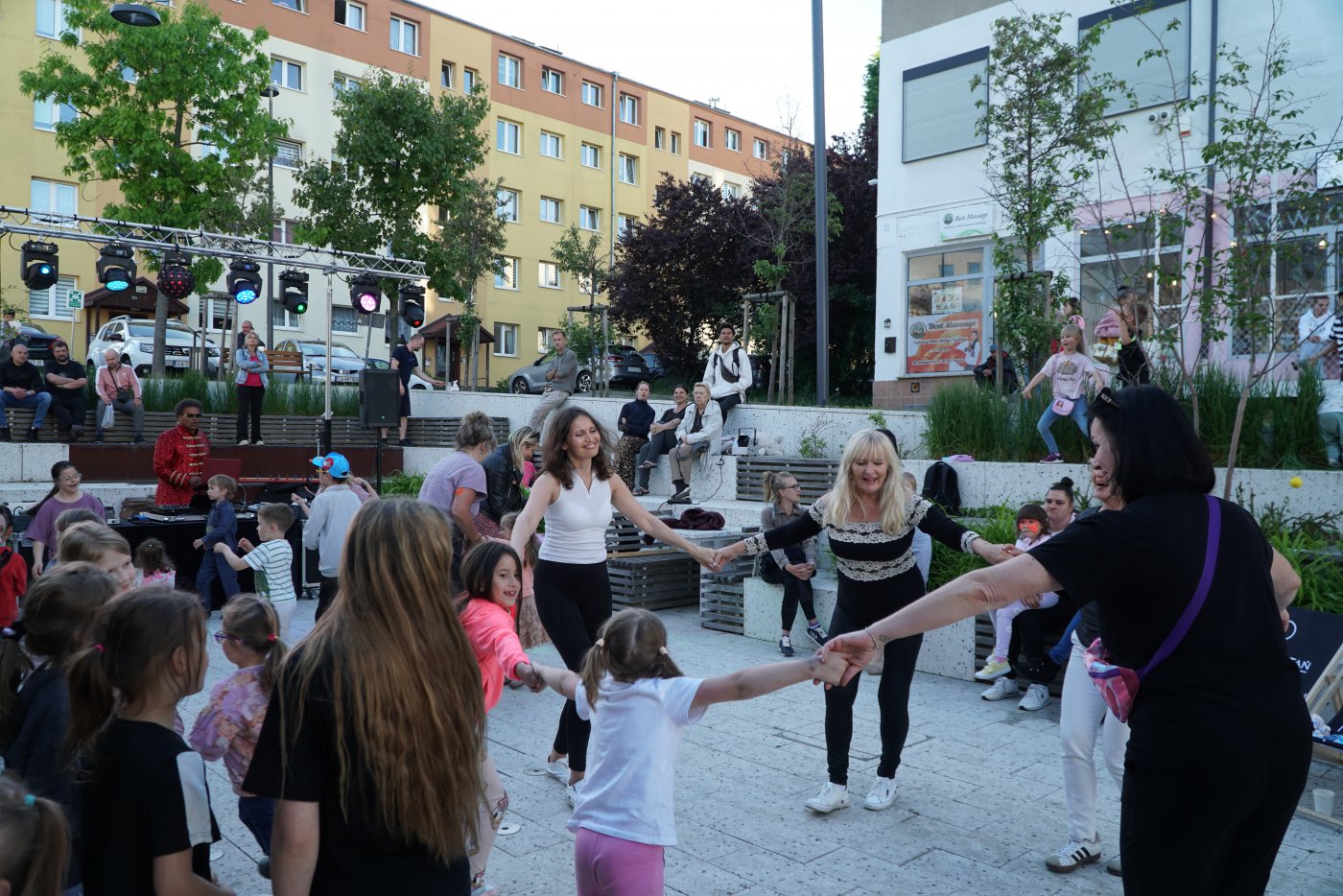 Potańcówka na patio Domu Sąsiedzkiego w Przystani Widna 2A z okazji Europejskiego Dnia Sąsiada (fot. LIS)