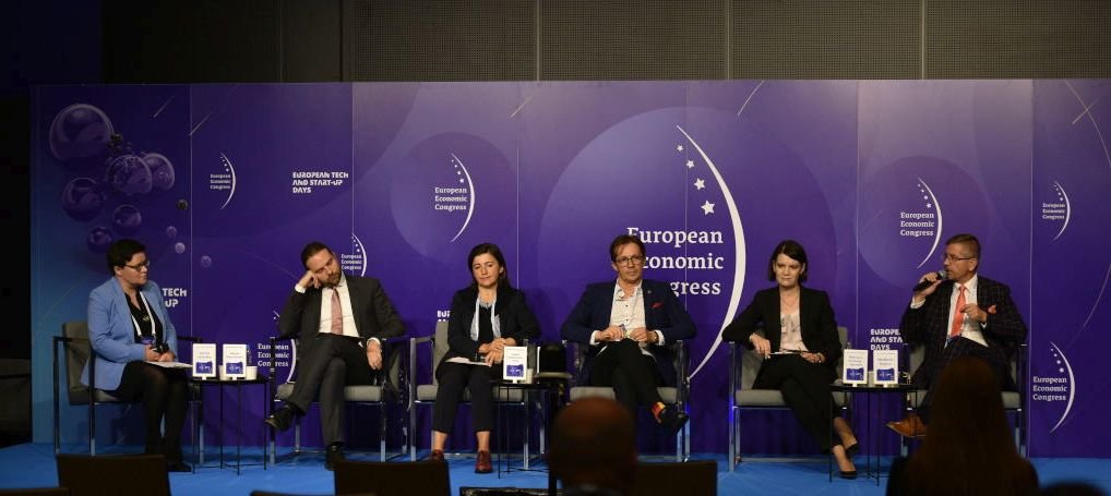 W panelu „Nowy Europejski Bauhaus” na Europejskim Kongresie Ekonomicznym wzięli udział (od prawej): Waldemar Bojarun – zastępca prezydenta Katowic, Katarzyna Gruszecka-Spychała – wiceprezydent Gdyni ds. gospodarki, Tomasz Konior – architekt, założyciel Konior Studio, Izabela Malachowska-Coqui – architektka krajobrazu, partnerka w biurze projektowym Coqui Malachowska Coqui oraz Kacper Nosarzewski – członek zarządu Polskiego Towarzystwa Studiów nad Przyszłością. Dyskusję poprowadziła Justyna Łotowska – dziennikarka PropertyNews.pl // fot. PTWP