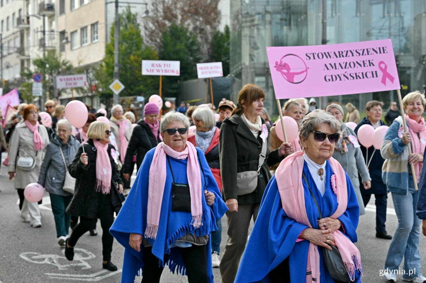 Uczestniczki Marszu Różowej Wstążki na ul. Świętojańskiej (fot. Magdalena Czernek)