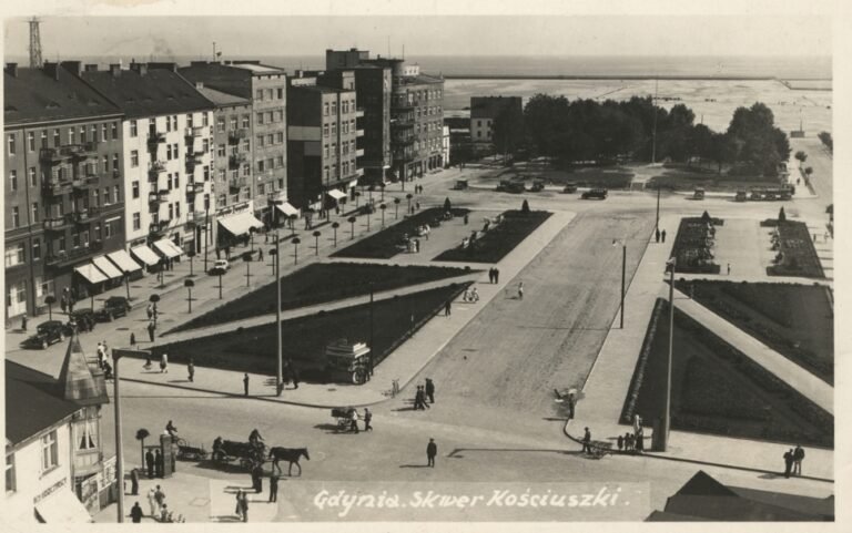Gdyński skwer Kościuszki sprzed lat - nowa wystawa organizowana przez Muzeum Miasta Gdyni zachęca mieszkańców, by pokazali swoje miasto w odniesieniu do widoków z archiwów, fot. archiwum Muzeum Miasta Gdyni