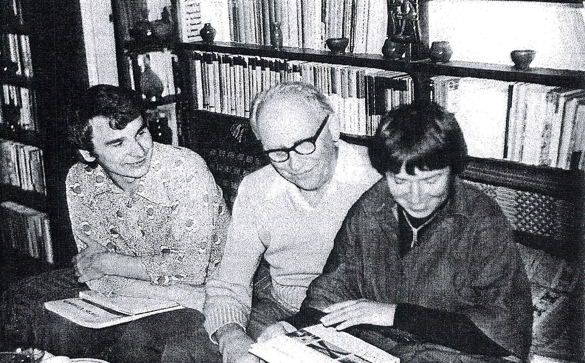 Nauczyciel Adolf Popławski (w środku) i uczeń Bogdan Borusewicz w latach nauki w Liceum Plastycznym w Orłowie. Źródło: 