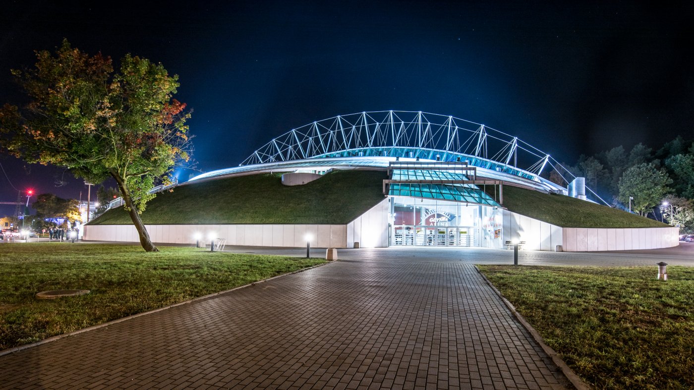 Front hali Gdynia Arena. Oświetlenie, noc.