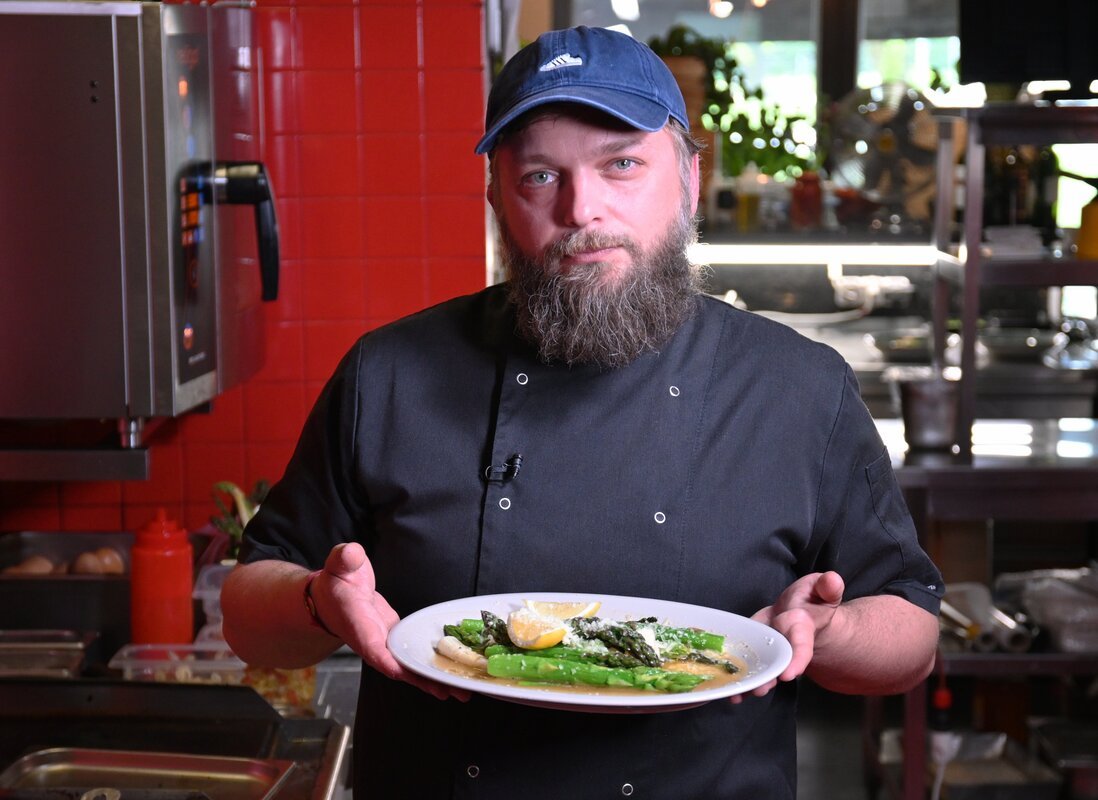 Albert Kostecki, generalny manager i szef kuchni restauracji Trafik Jedzenie i Przyjaciele w Gdyni, prezentuje danie, przepisem na które podzielił się z czytelnikami naszego portalu. Fot. Zygmunt Gołąb 