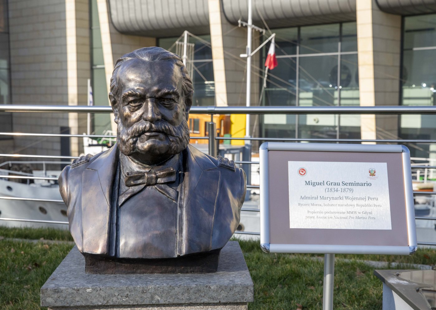 Popiersie admirała Miguela Grau Seminario (fot. materiały prasowe muzeummw.pl)