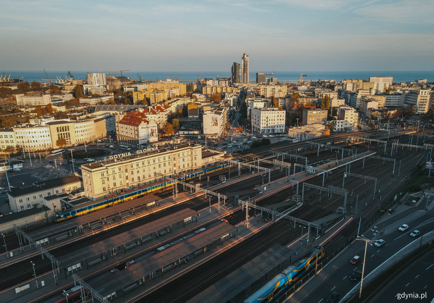 Z dworca Gdynia Główna odjeżdżają pociągi SKM, jak i Polregio. W bezpośrednim sąsiedztwie stacji znajdują się też liczne przystanki trolejbusowe i autobusowe // fot. Marcin Mielewski