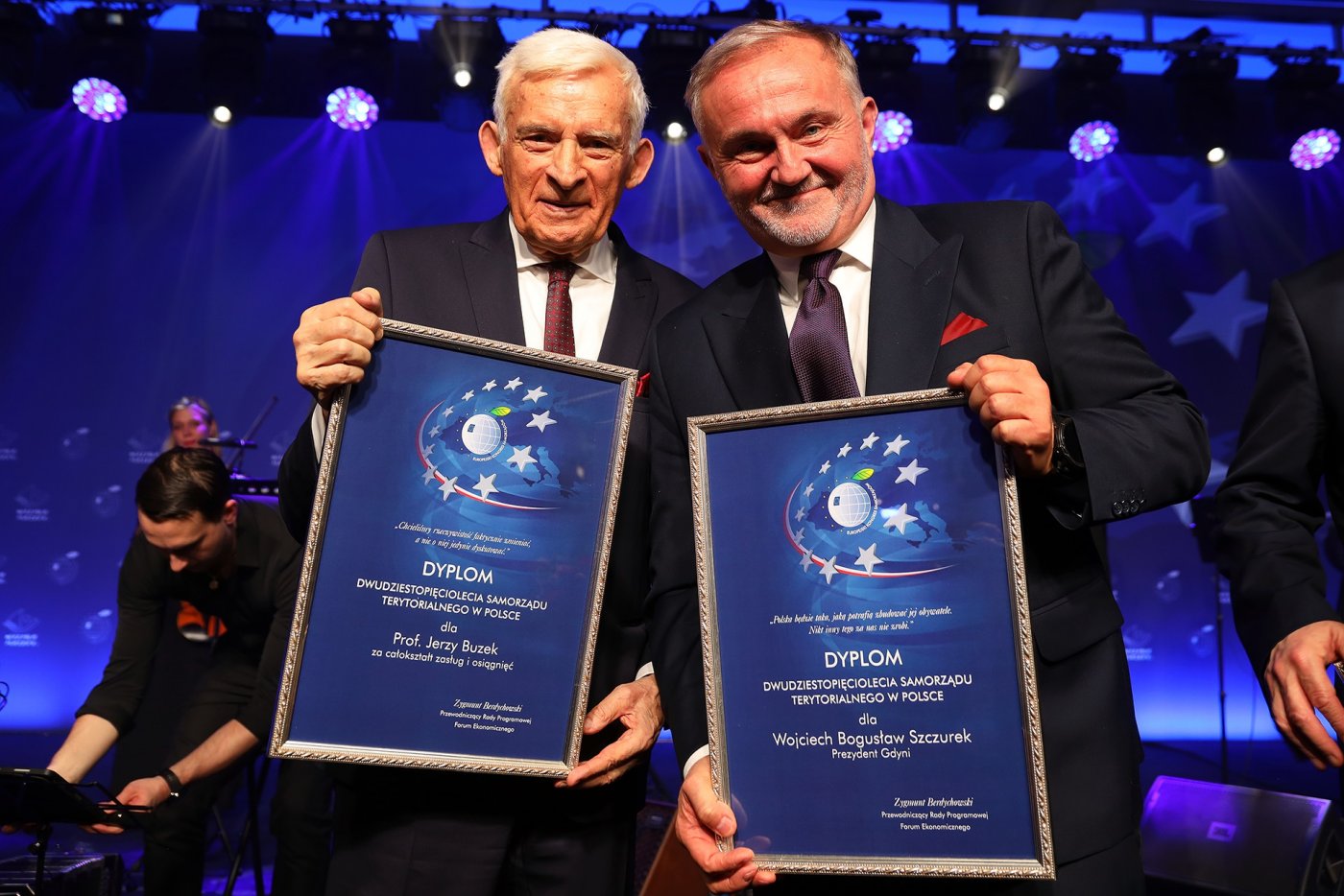 Prezydent Gdyni, Wojciech Szczurek, został uhonorowany nagrodą „Samorządowiec Dwudziestopięciolecia” w kategorii Prezydent Miasta podczas IX Europejskiego Kongresu Samorządów. Na zdj. gospodarz Gdyni i uhonorowany za całokształt prac nad kwestiami samorządu prof. Jerzy Buzek. Fot. Paweł Marszałkowski  