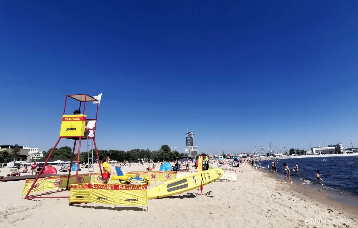 Stanowisko gdyńskich ratowników wodnych na plaży