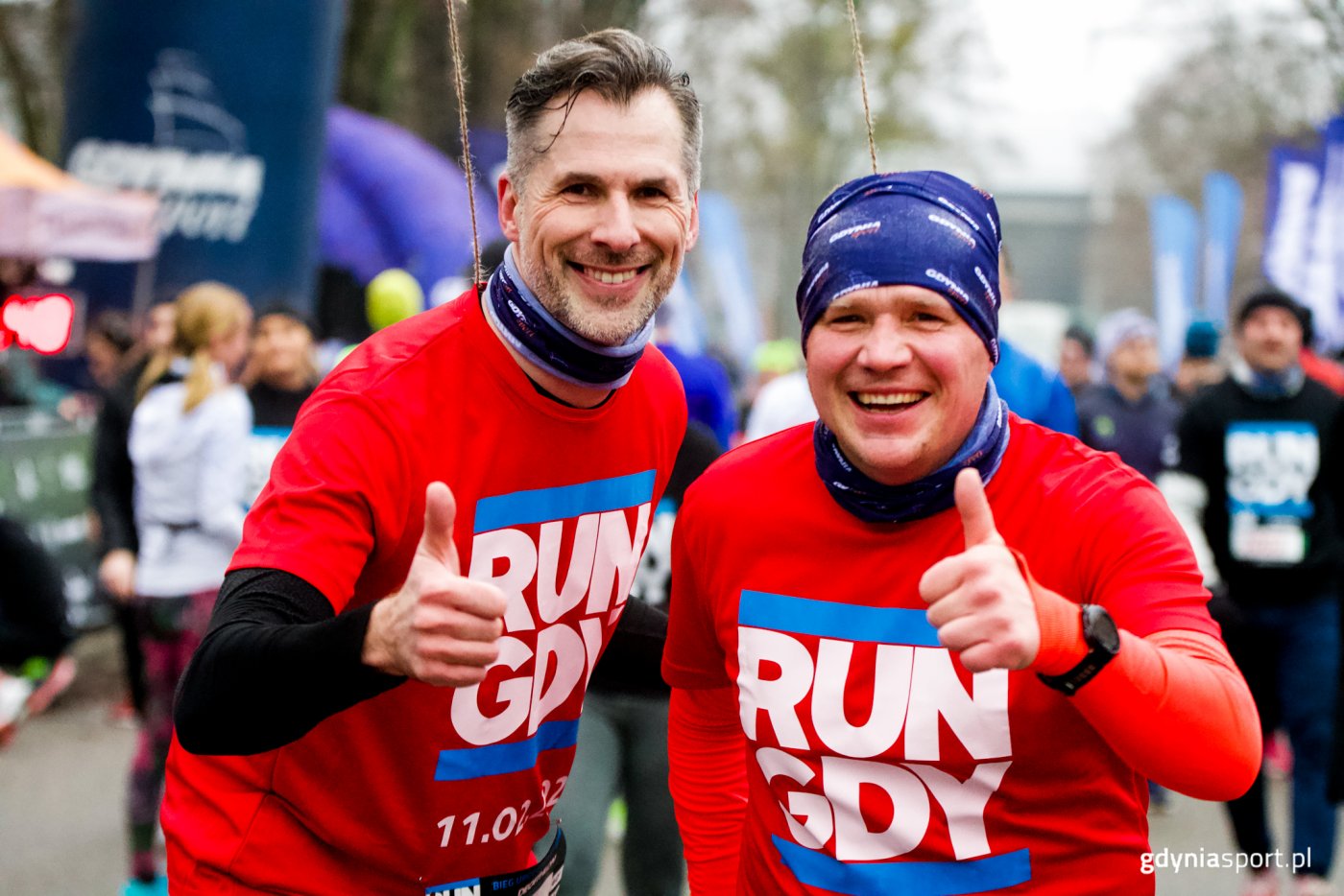 Uśmiechnięci biegacze z kciukami w górze (fot. gdyniasport.pl)