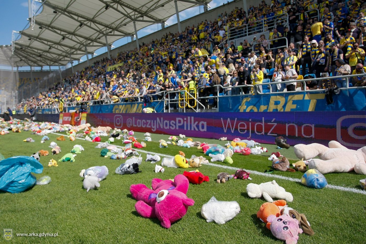 Tysiące pluszaków wrzuconych przez kibiców (fot. Arka.Gdynia.pl)