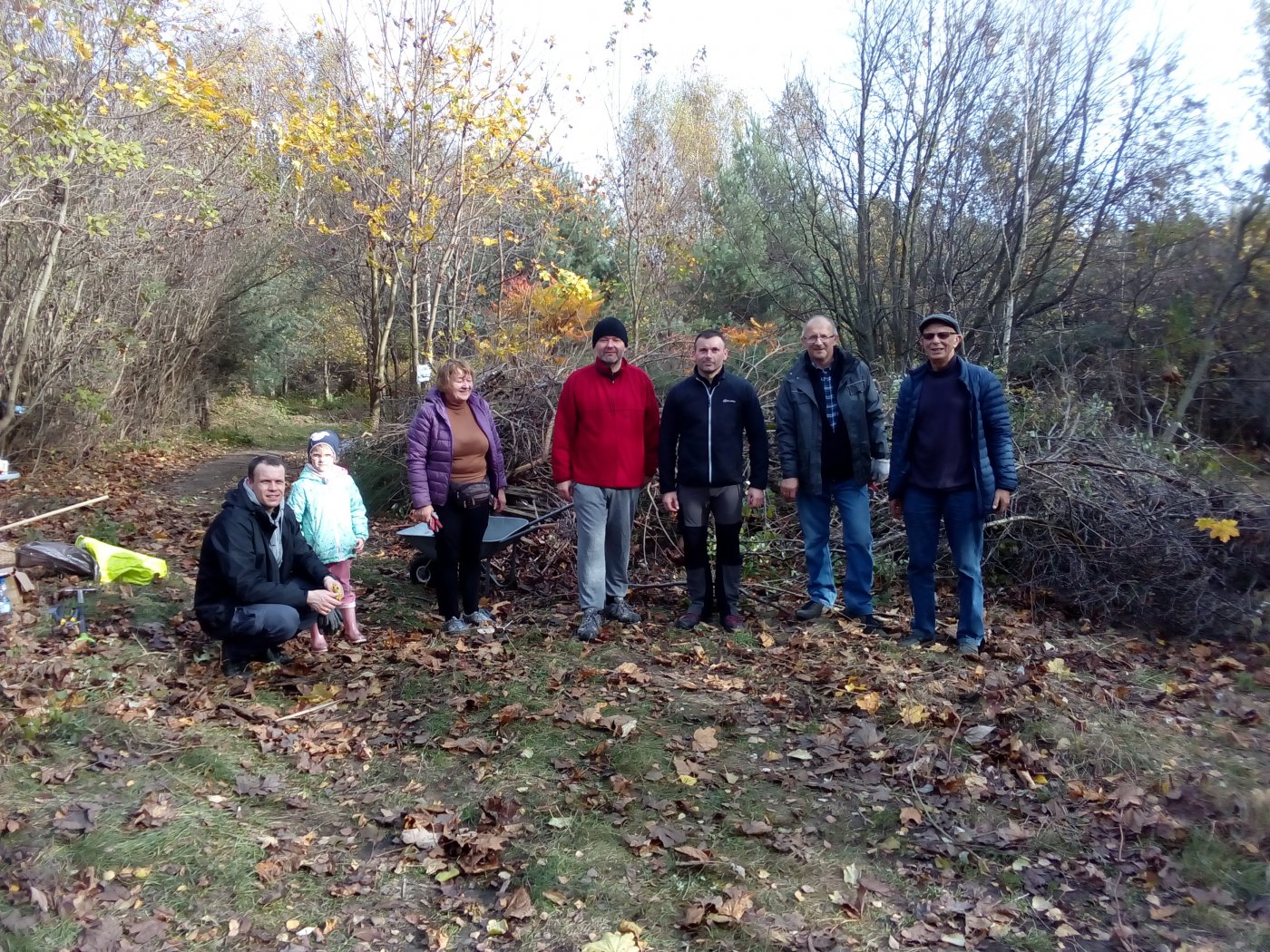 Mieszkańcy oraz członkowie Rady Dzielnicy Mały Kack podczas sprzątania terenu przy ul. Spokojnej // fot. Wiesław Karpisiak